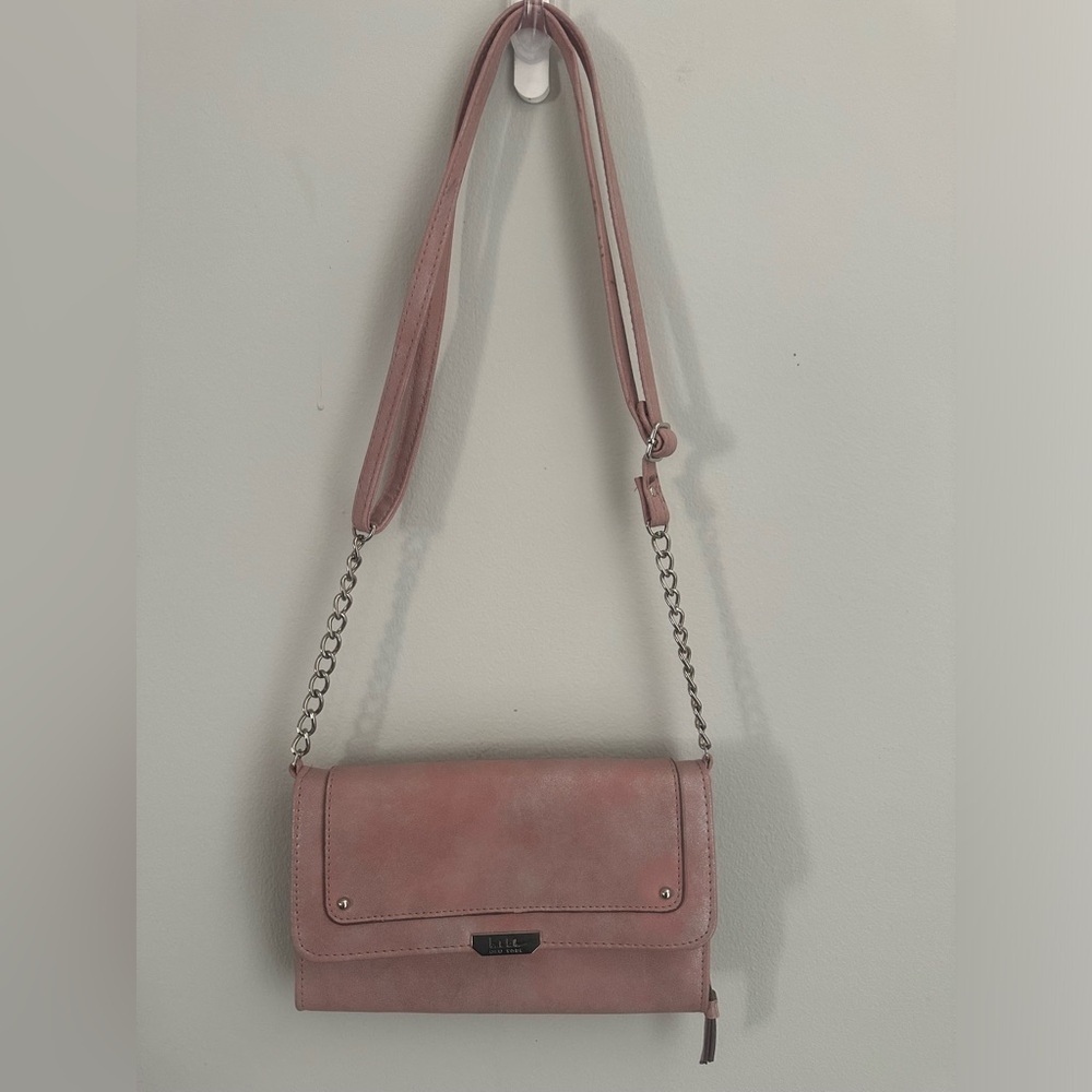 Nicole Miller  Ivory Crossbody bag Snap closure adjustable strap lots of pockets